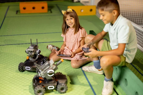 Дети Играют Роботизированными Машинами Управляя Ими Помощью Дистанционного Управления Детской — стоковое фото