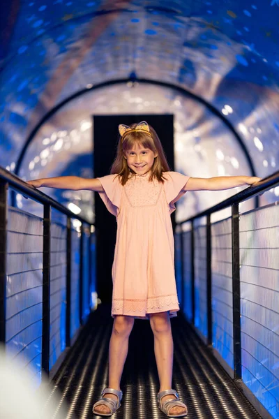 宇宙と重力を示し 科学博物館を訪れる部屋にいる小さな女の子 児童エンターテインメントと学習の概念 — ストック写真