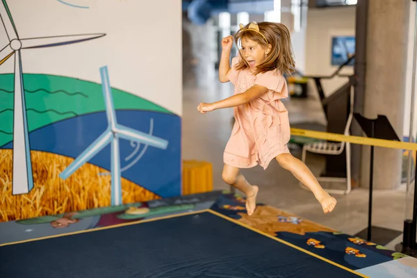 Pikkutyttö Hyppää Leikkikentällä Esirukous Oppimisen Malleja Vierailevat Tiedemuseo Lasten Viihteen — kuvapankkivalokuva