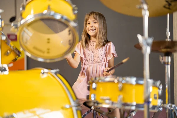 Meisje Spelen Een Echte Drums Plezier Hebben Tijdens Een Bezoek — Stockfoto