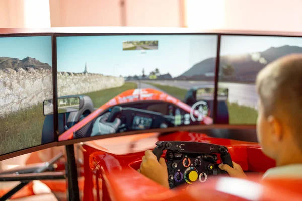 Lille Gutt Kjører Sportsbil Simulator Spiller Storslått Park – stockfoto