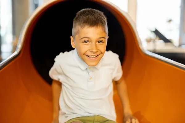 Happy Boy Menee Alas Putki Kun Pelaa Huvipuistossa — kuvapankkivalokuva