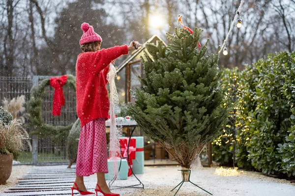 Mulher Nova Suéter Vermelho Chapéu Descompacta Árvore Natal Rede Embalagem — Fotografia de Stock
