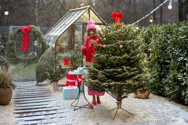 Junge Frau Rot Schmückt Bei Schneefall Üppigen Weihnachtsbaum Mit Festlichen — Stockfoto