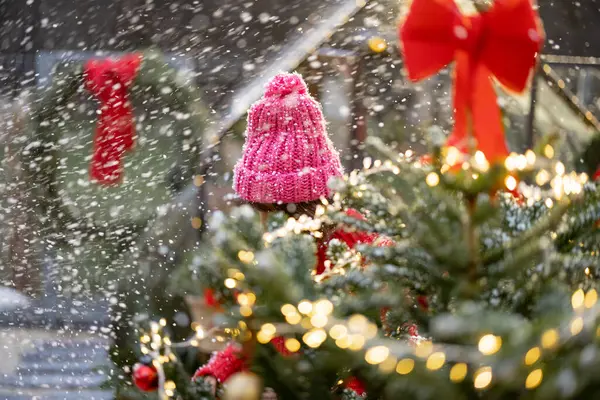 Weihnachtsbaum Geschmückt Mit Girlanden Und Schleifen Bei Schneefall Freien Frau — Stockfoto
