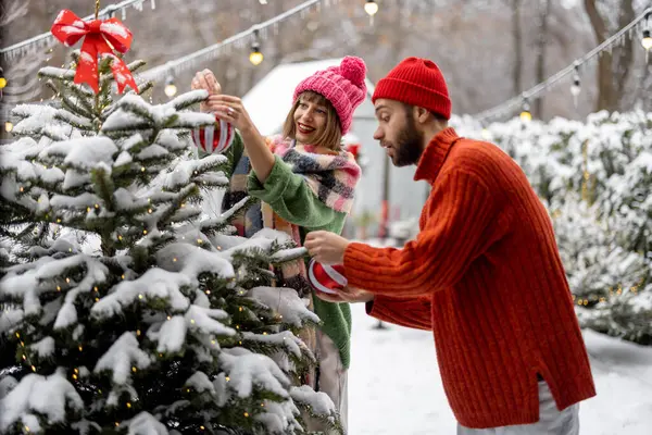 Homem Mulher Decoram Árvore Natal Com Bolas Festivas Enquanto Preparam — Fotografia de Stock