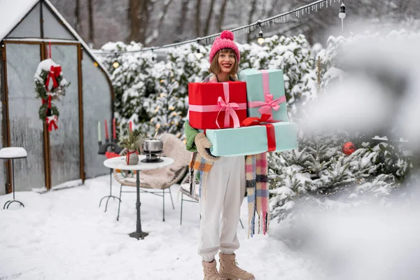 Fröhliche Frau Trägt Geschenkboxen Verschneiten Hinterhof Konzept Der Frohen Winterzeit — Stockfoto