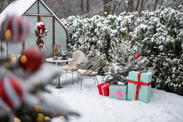 Belamente Decorado Quintal Com Caixas Presente Árvore Natal Grinaldas Férias — Fotografia de Stock