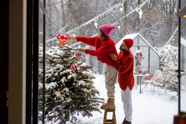 Homem Mulher Decoram Árvore Natal Com Bolas Festivas Enquanto Preparam — Fotografia de Stock