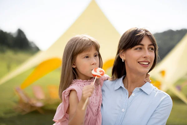 Potret Ibu Yang Bahagia Dengan Gadis Kecil Mengunjungi Taman Hiburan — Stok Foto