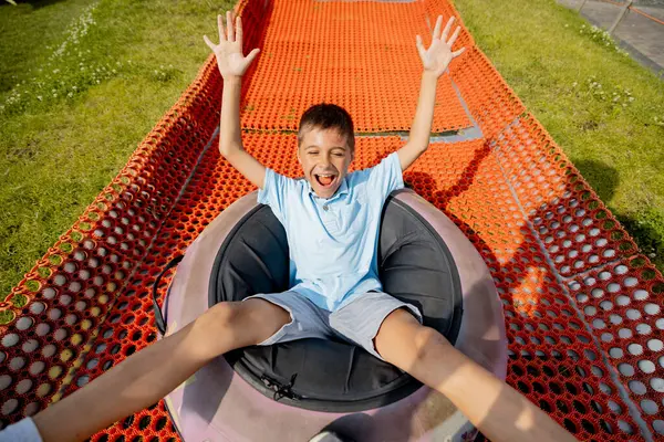 Happy Boy Laskeutuu Puhallettavassa Kelkkailuputkessa Kesäradalla Pitää Hauskaa Huvipuistossa Kesäloman — kuvapankkivalokuva