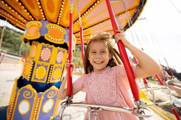 Ευτυχισμένο Κορίτσι Ιππασία Πολύχρωμο Καρουζέλ Διασκέδασης Ενώ Επισκέπτονται Λούνα Παρκ — Φωτογραφία Αρχείου