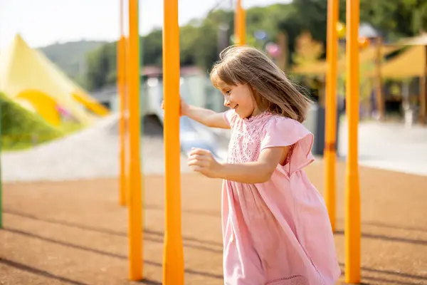 Счастливая Маленькая Девочка Играющая Летом Детской Площадке Концепция Детства Развлечений — стоковое фото