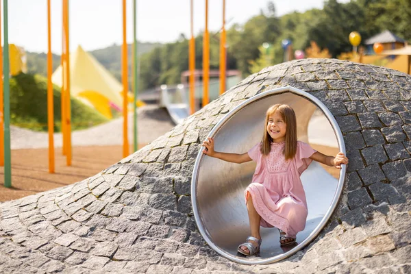 Gadis Kecil Yang Bahagia Bermain Taman Bermain Anak Anak Selama — Stok Foto