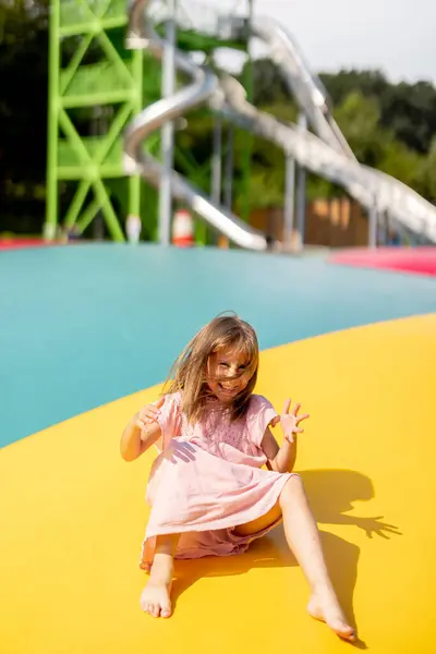 Πορτρέτο Ενός Μικρού Χαριτωμένου Κοριτσιού Που Διασκεδάζει Επισκέπτονται Λούνα Παρκ — Φωτογραφία Αρχείου