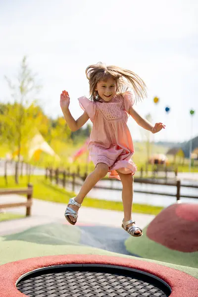 Gadis Kecil Melompat Atas Trampolin Tiup Bersenang Senang Mengunjungi Taman — Stok Foto