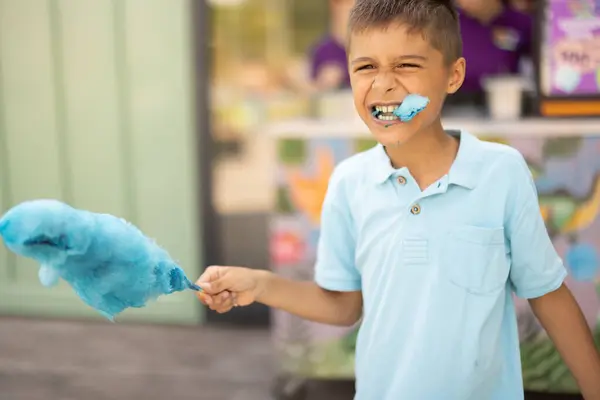 Happy Boy Spiser Blått Sukkertøy Mens Han Besøker Fornøyelsespark Tilbringer – stockfoto