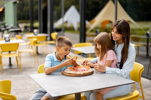 Maman Avec Des Enfants Mangeant Pizza Passer Été Heureux Parc — Photo