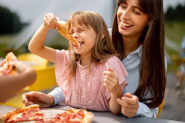 Maman Joyeuse Avec Petite Fille Mangeant Pizza Extérieur Visitant Parc — Photo