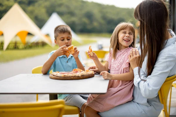 Maman Avec Des Enfants Mangeant Pizza Passer Été Heureux Parc — Photo