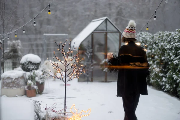 Женщина Плаще Шляпе Выходит Свой Снежный Задний Двор Утром Время — стоковое фото