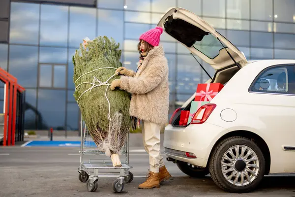 Young Woman Packing Christmas Tree Presents Car Trunk Parking Lot — Stock Photo, Image