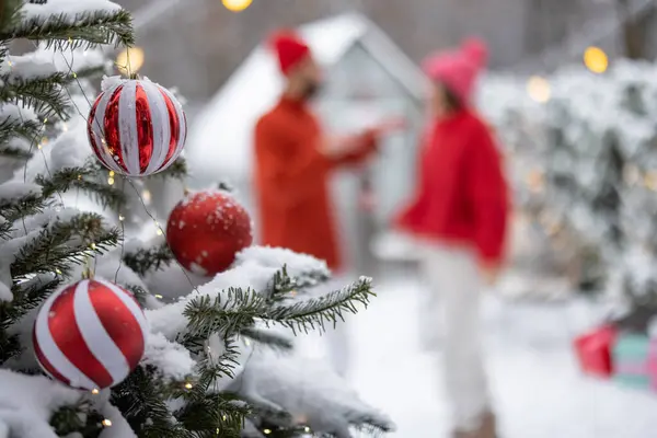 Bela Árvore Natal Nevada Decorada Com Bolas Vermelhas Festivas Casal — Fotografia de Stock