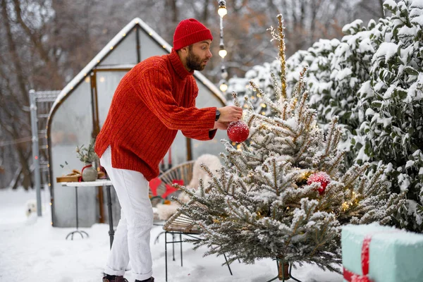 Homem Decora Árvore Natal Com Bolas Festivas Enquanto Prepara Para — Fotografia de Stock