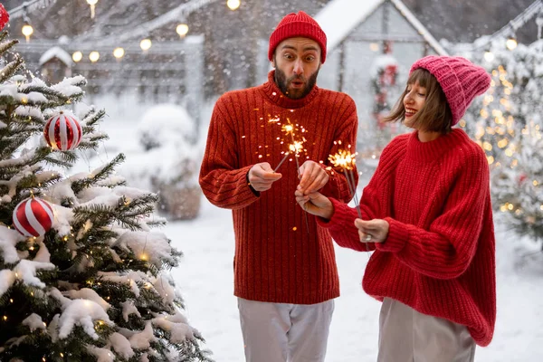 Homem Mulher Camisolas Vermelhas Celebram Feriados Ano Novo Iluminando Sparklers — Fotografia de Stock