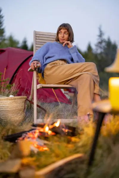 Naisella Piknik Istuu Kokko Puinen Tuoli Lähellä Telttaa Matkustaa Vuorilla — kuvapankkivalokuva