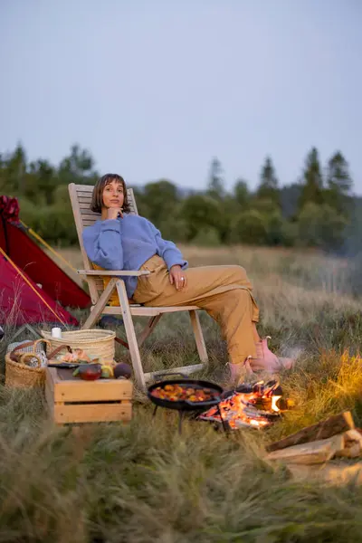 Perempuan Mengadakan Piknik Duduk Dekat Api Unggun Kursi Kayu Dekat — Stok Foto