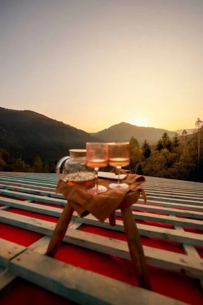 Kleines Picknick Auf Dem Dach Eines Unfertigen Holzhauses Den Bergen — Stockfoto