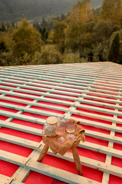 Piknik Kecil Diatur Atap Rumah Kayu Yang Belum Selesai Pegunungan — Stok Foto