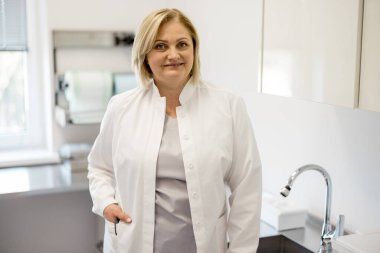 Kliniğin sterilizasyon odasındaki kıdemli sağlık çalışanının portresi.
