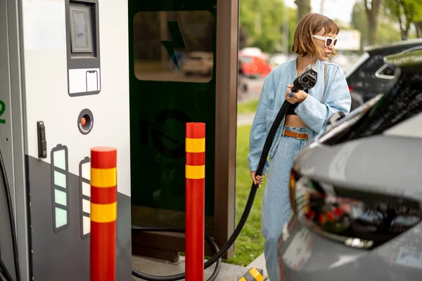 Young Woman Going Charge Electric Car Vehicle Public Power Station — Stock Photo, Image