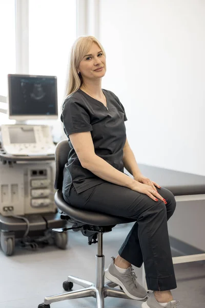 Portrét Specialistky Ultrazvukovou Diagnostiku Sedící Jejím Pracovišti Klinice Koncepce Ultrazvukového — Stock fotografie