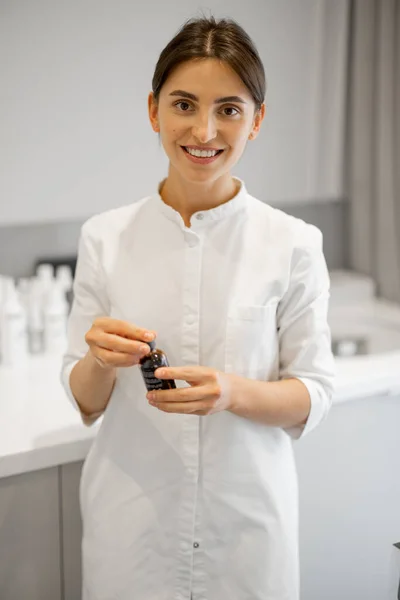 Retrato Jovem Cosmetologista Esteticista Uniforme Salão Beleza — Fotografia de Stock