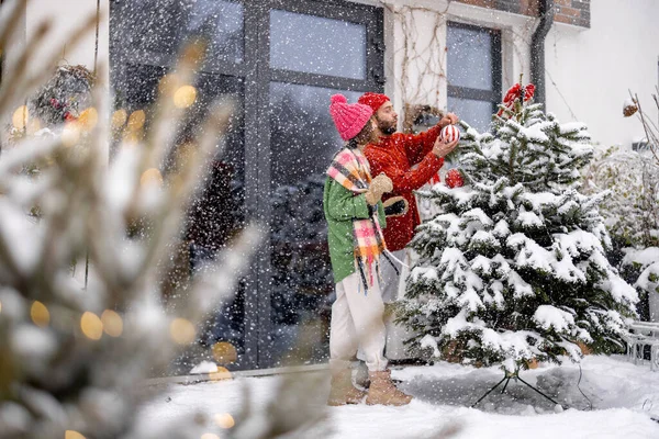 Homem Mulher Decoram Árvore Natal Com Bolas Festivas Enquanto Passam — Fotografia de Stock