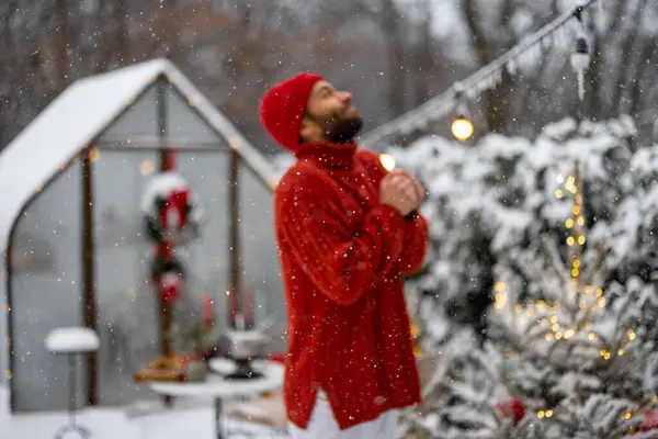 Homem Camisola Vermelha Chapéu Aquece Mãos Enquanto Sente Frio Quintal — Fotografia de Stock