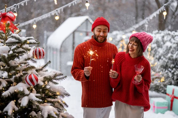 Homem Mulher Camisolas Vermelhas Celebram Feriados Ano Novo Iluminando Sparklers — Fotografia de Stock