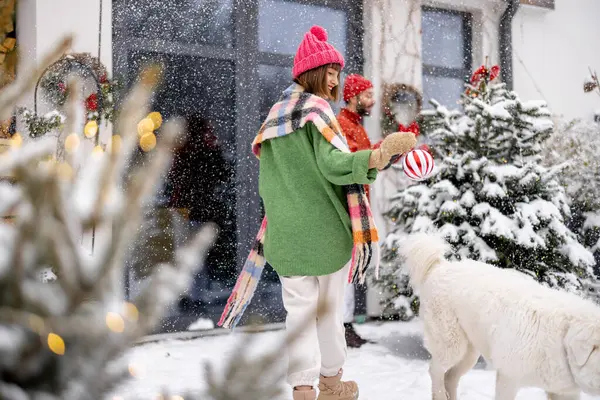 Hombre Mujer Decoran Árbol Navidad Con Bolas Festivas Mientras Pasan — Foto de Stock