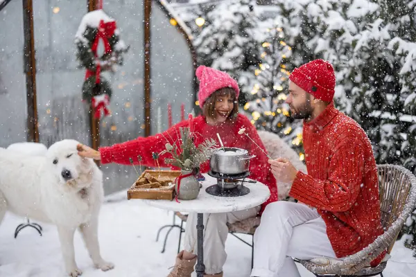 Man Vrouw Hebben Romantisch Diner Fondue Eten Spelen Met Hond — Stockfoto