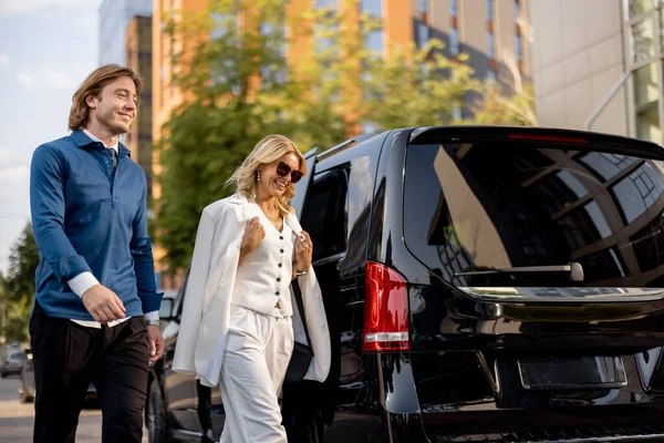Forretningsfolk Kommer Minivan Taxi Forretningsreise Med Bil Konsept Forretningsreiser Transport – stockfoto