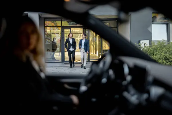 Dva Obchodníci Jdou Autu Budovy Dívají Dveřmi Auta Řidič Čeká — Stock fotografie
