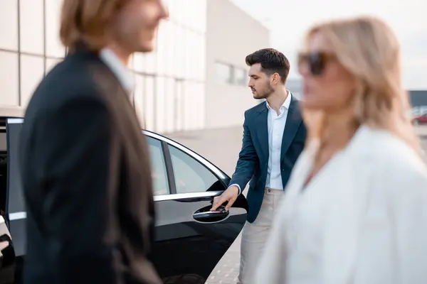 Orang Orang Bisnis Yang Elegan Memiliki Percakapan Dekat Mobil Mewah — Stok Foto