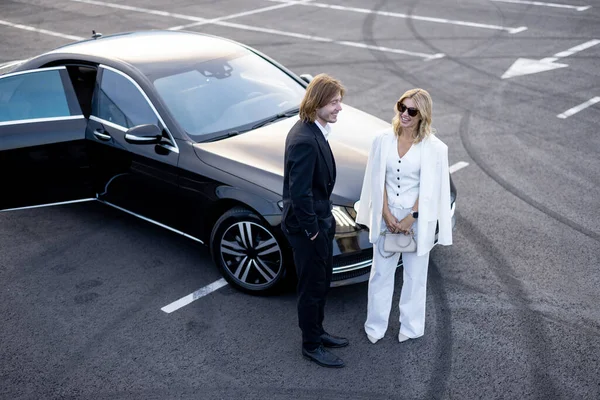 Casal Negócios Conversa Enquanto Estão Juntos Perto Carro Luxo Estacionamento — Fotografia de Stock