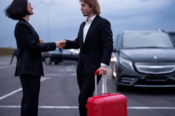 Forretningspar Rister Hverandre Mens Står Med Koffert Parkeringsplassen Konsept Transport – stockfoto