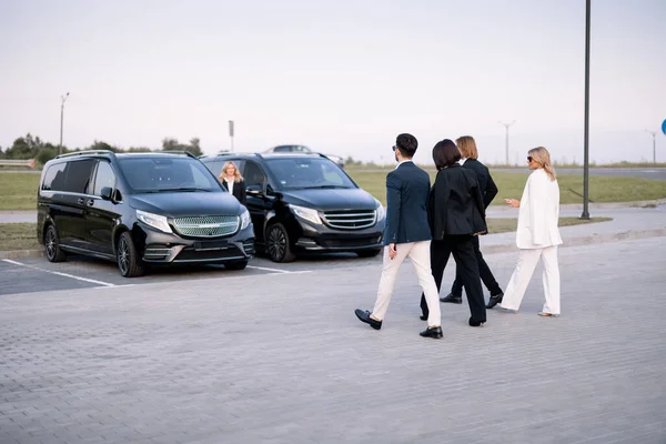 Gruppe Elegant Forretningsfolk Går Sammen Til Minivan Skatt Parkeringsplass Konseptet – stockfoto