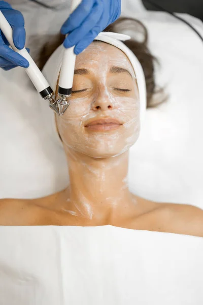 Mulher Jovem Durante Procedimento Microcorrente Facial Vista Cima Cara Eletrodos — Fotografia de Stock