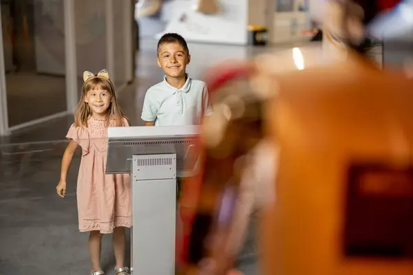 Pikkupoika Tyttö Ovat Innoissaan Vuorovaikutuksesta Robotin Kanssa Vierailevat Tiedemuseossa Nykyaikaisen — kuvapankkivalokuva